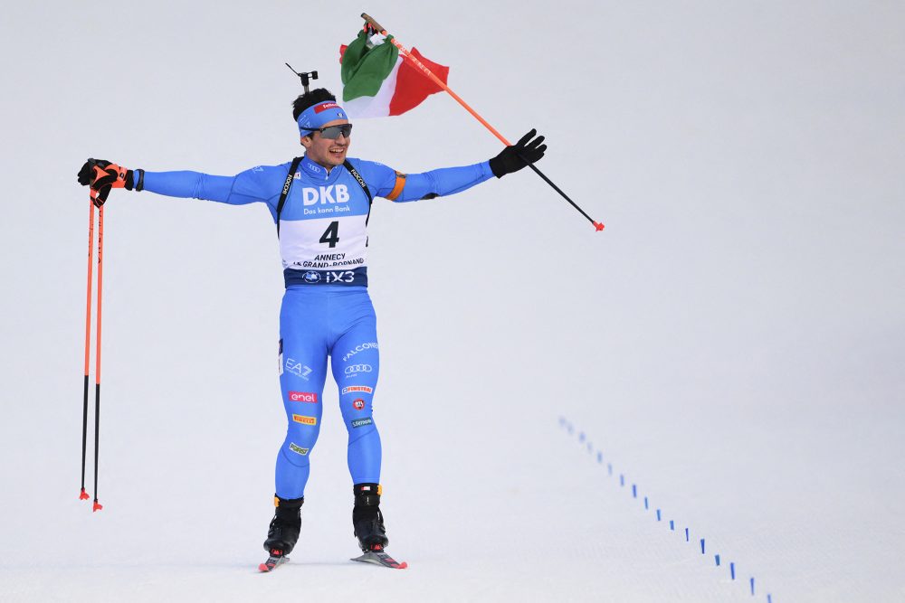 Tommaso Giacomel mit der italienischen Fahne auf der Ziellinie