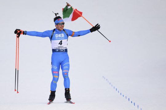 Tommaso Giacomel mit der italienischen Fahne auf der Ziellinie