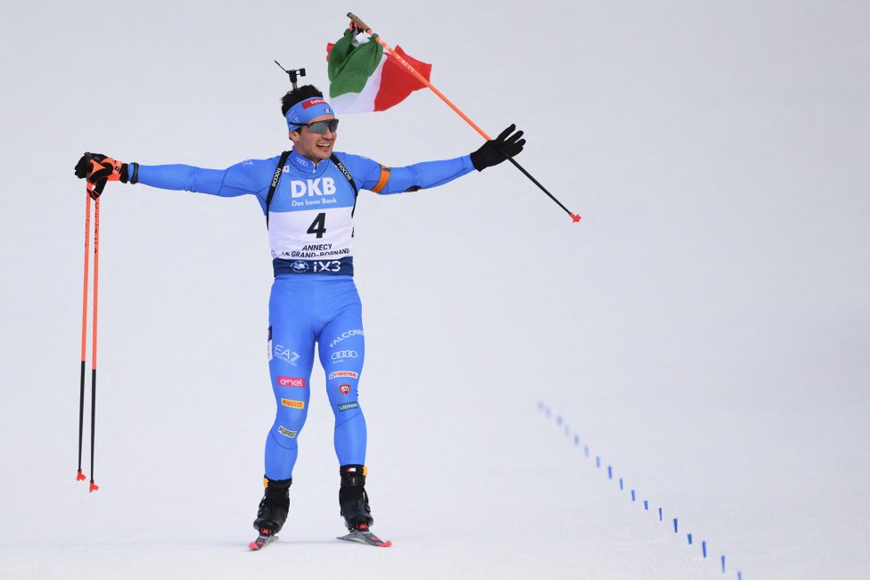 Tommaso Giacomel mit der italienischen Fahne auf der Ziellinie