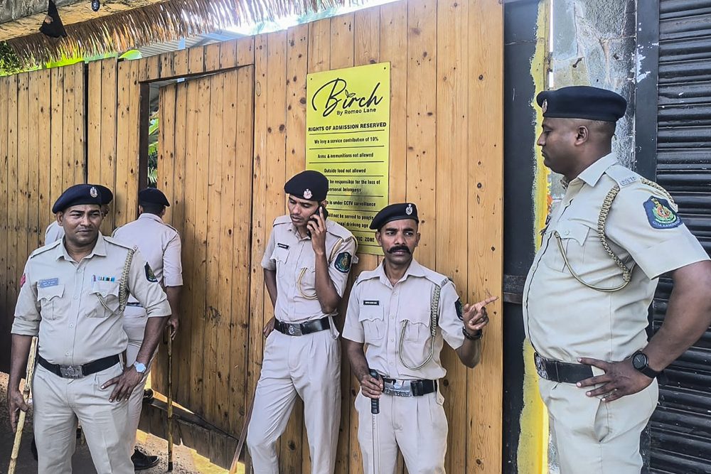 Polizisten vor dem Club in Goa