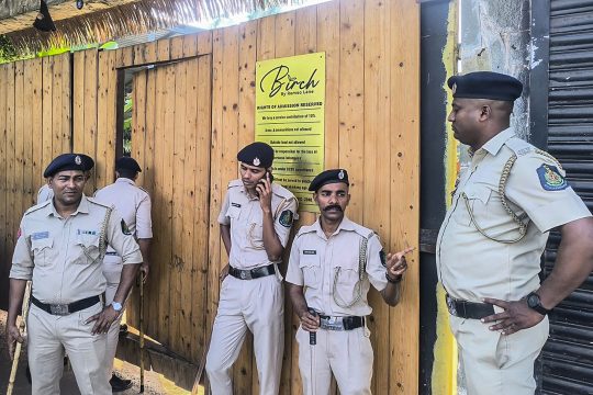Polizisten vor dem Club in Goa
