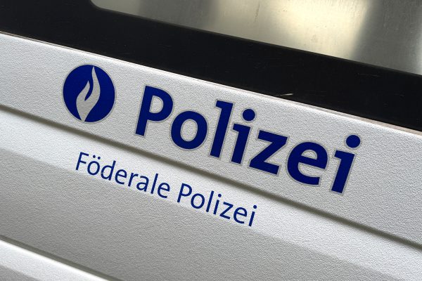 Logo der Föderalen Polizei auf einem Fahrzeug bei einer Kontrolle