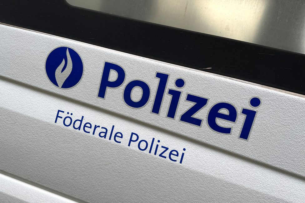 Logo der Föderalen Polizei auf einem Fahrzeug bei einer Kontrolle