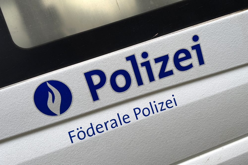 Logo der Föderalen Polizei auf einem Fahrzeug bei einer Kontrolle