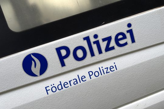 Logo der Föderalen Polizei auf einem Fahrzeug bei einer Kontrolle