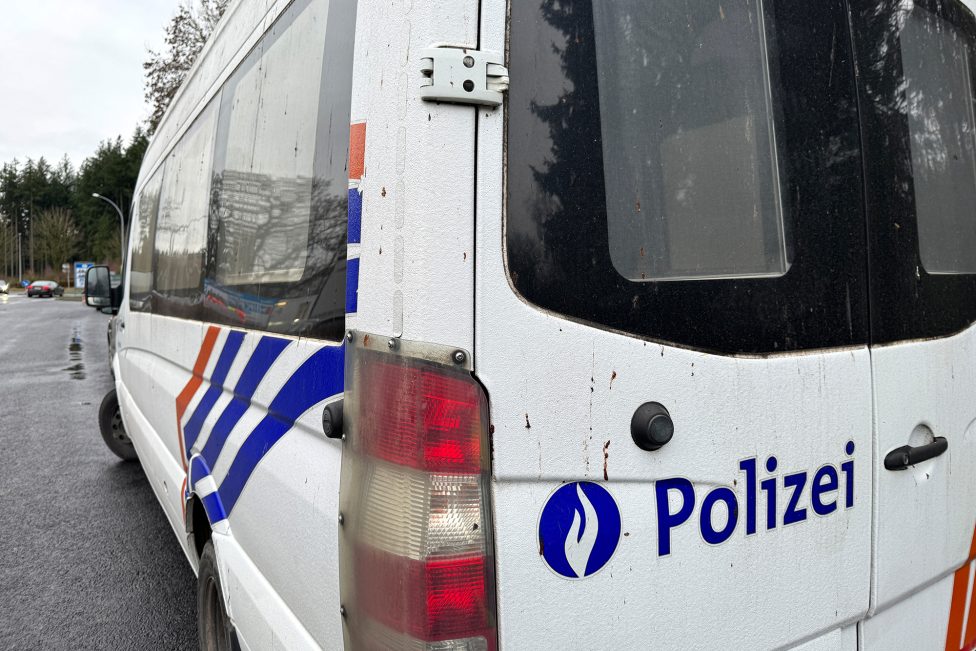 Polizeifahrzeug bei einer Kontrolle