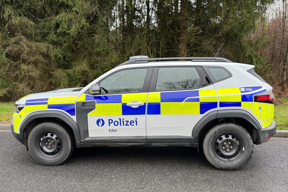 Fahrzeug der Polizeizone Eifel in Battenberg-Markierung