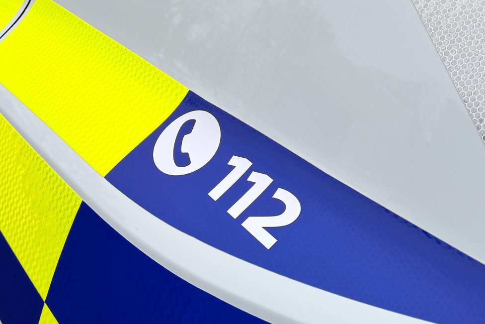 112 auf einem Fahrzeug der Polizeizone Eifel