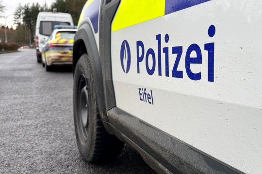 Logo der Polizeizone Eifel auf einem Fahrzeug bei einer Kontrolle