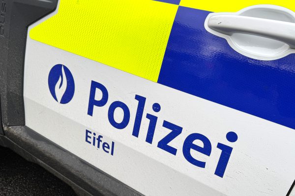 Logo der Polizeizone Eifel auf einem Fahrzeug