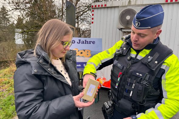Jérôme Mollers mit Susanne, die den goldenen Bob-Anhänger bekommt