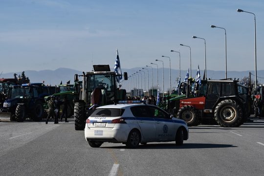 Griechische Landwirte blockieren mit ihren Traktoren wichtige Autobahnen