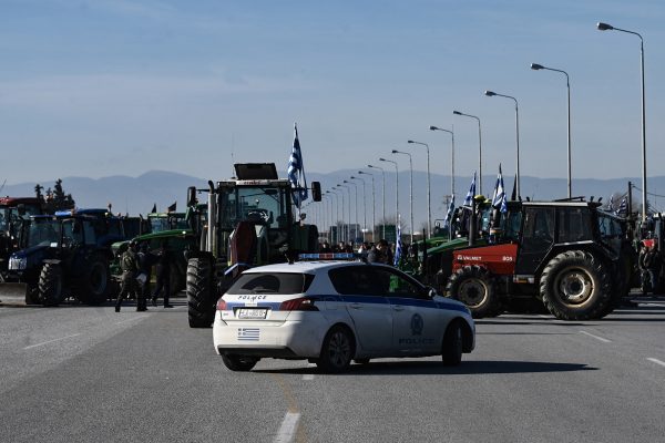 Griechische Landwirte blockieren mit ihren Traktoren wichtige Autobahnen