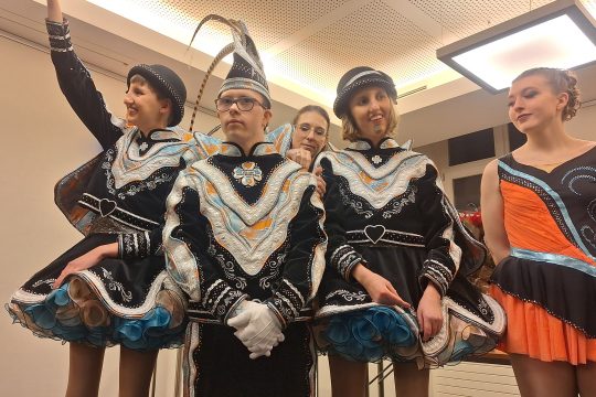 Herzensprinz Finn I. mit seinen Pagen Charline und Aurelia sowie einer jungen Frau