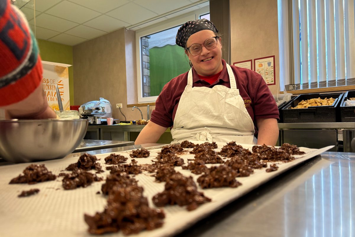 Mitarbeiterin vom Hof Peters vor einem Blech mit Schoko-Crossies
