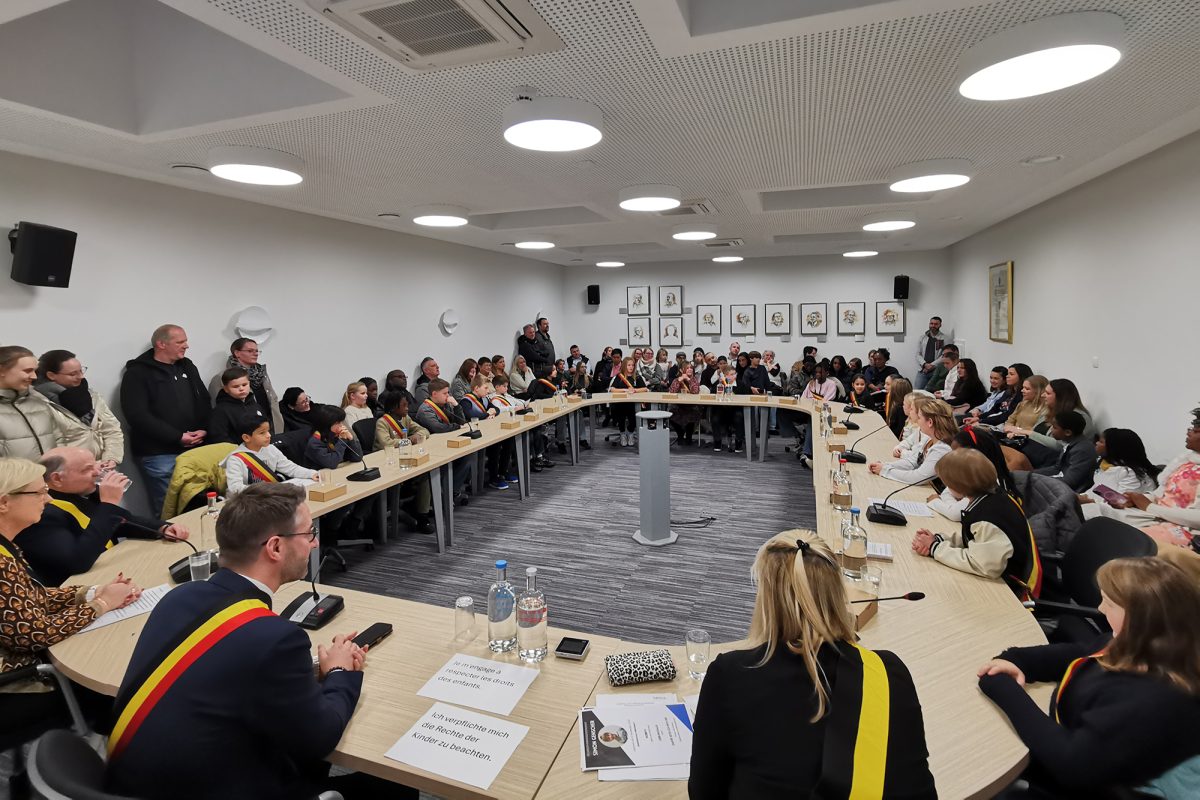 Viele Menschen im Ratssaal des Gemeindehauses, jeder Stuhl ist besetzt