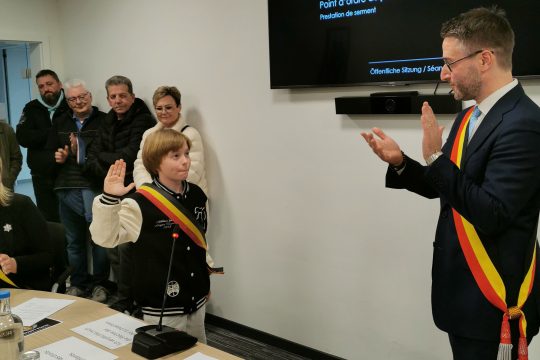 Ein Schüler legt vor Bürgermeister Daniel Hilligsmann den Amtseid ab