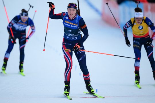 Maren Kirkeeide gewinnt vor Lou Jeanmonnot und Justine Braisaz-Bouchet