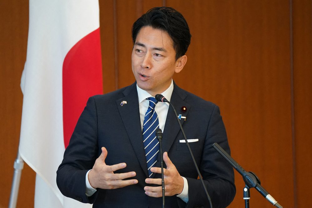 Japans Verteidigungsminister Shinjiro Koizumi bei einer Pressekonferenz