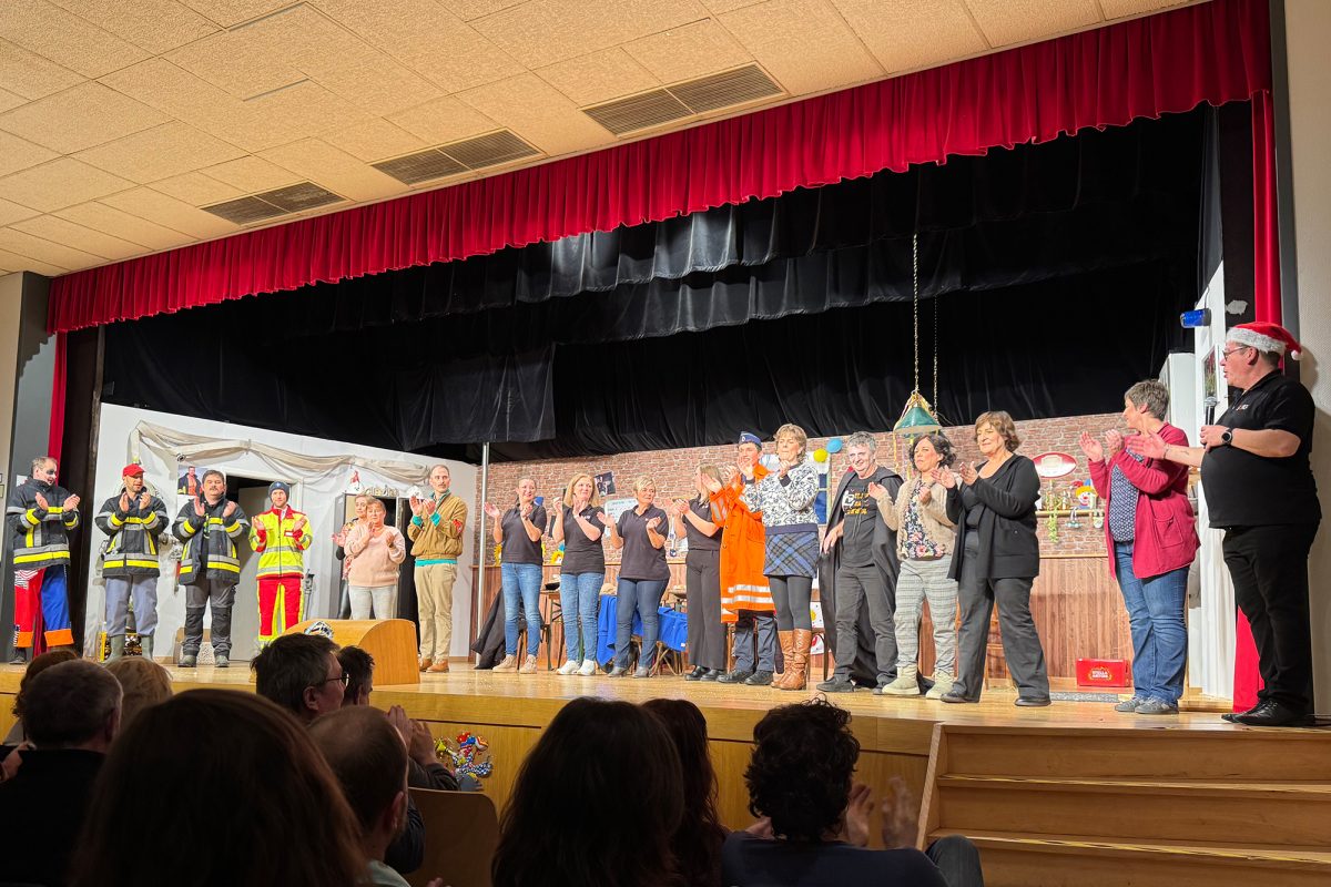 Kom(m)ödchen Raeren: Die ganze Mannschaft auf der Bühne