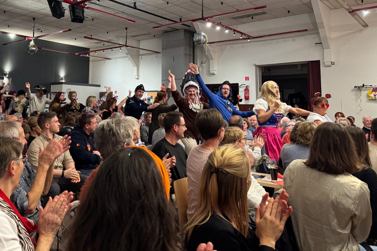 Kom(m)ödchen Raeren: Der Kommissar und die Karnevalsleiche