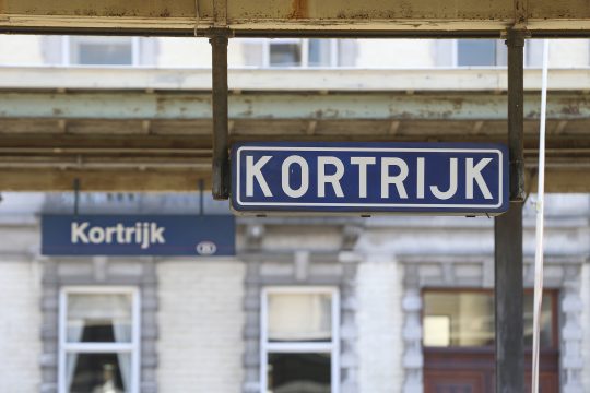 Schild im Bahnhof von Kortrijk