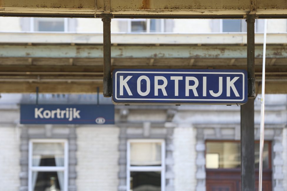 Schild im Bahnhof von Kortrijk