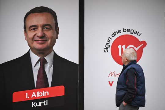 Ein Wahlplakat mit dem scheidenden Premierminister Albin Kurti