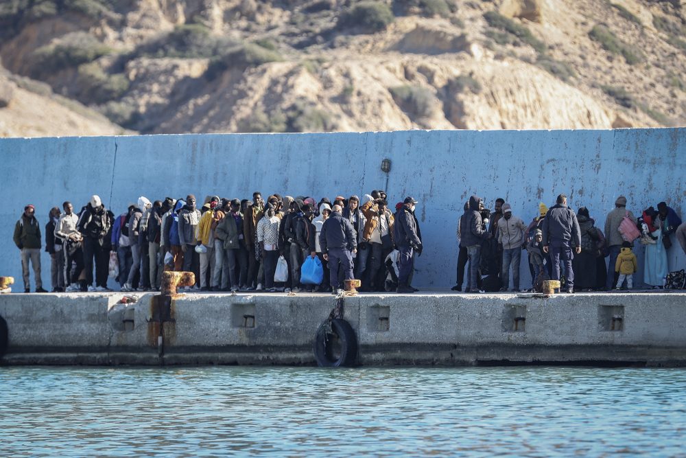 Migranten im Hafen von Agia Galini auf Kreta