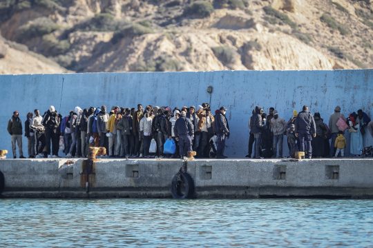 Migranten im Hafen von Agia Galini auf Kreta