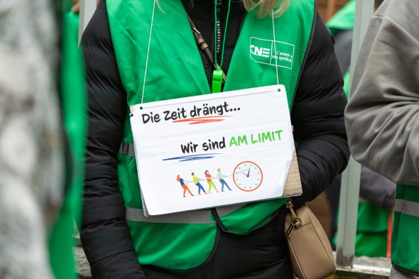 Demonstration des nicht-kommerziellen Sektors vor dem Regierungssitz in Eupen