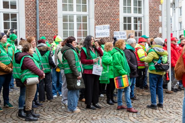 Demonstration des nicht-kommerziellen Sektors vor dem Regierungssitz in Eupen