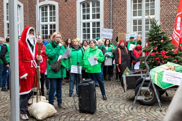 Demonstration des nicht-kommerziellen Sektors vor dem Regierungssitz in Eupen
