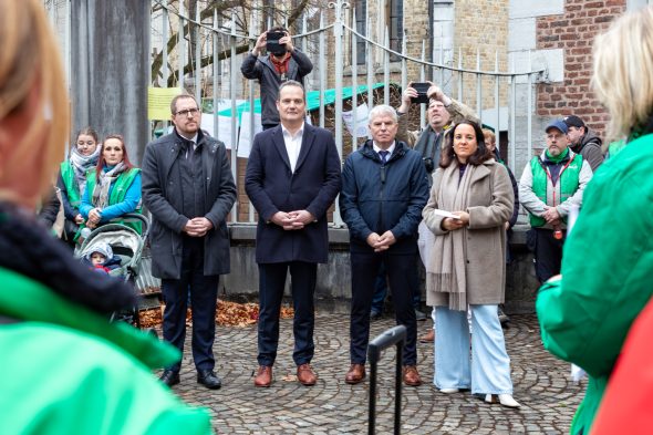 Die DG-Minister bei der Demonstration des nicht-kommerziellen Sektors vor dem Regierungssitz in Eupen