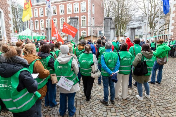 Demonstration des nicht-kommerziellen Sektors vor dem Regierungssitz in Eupen