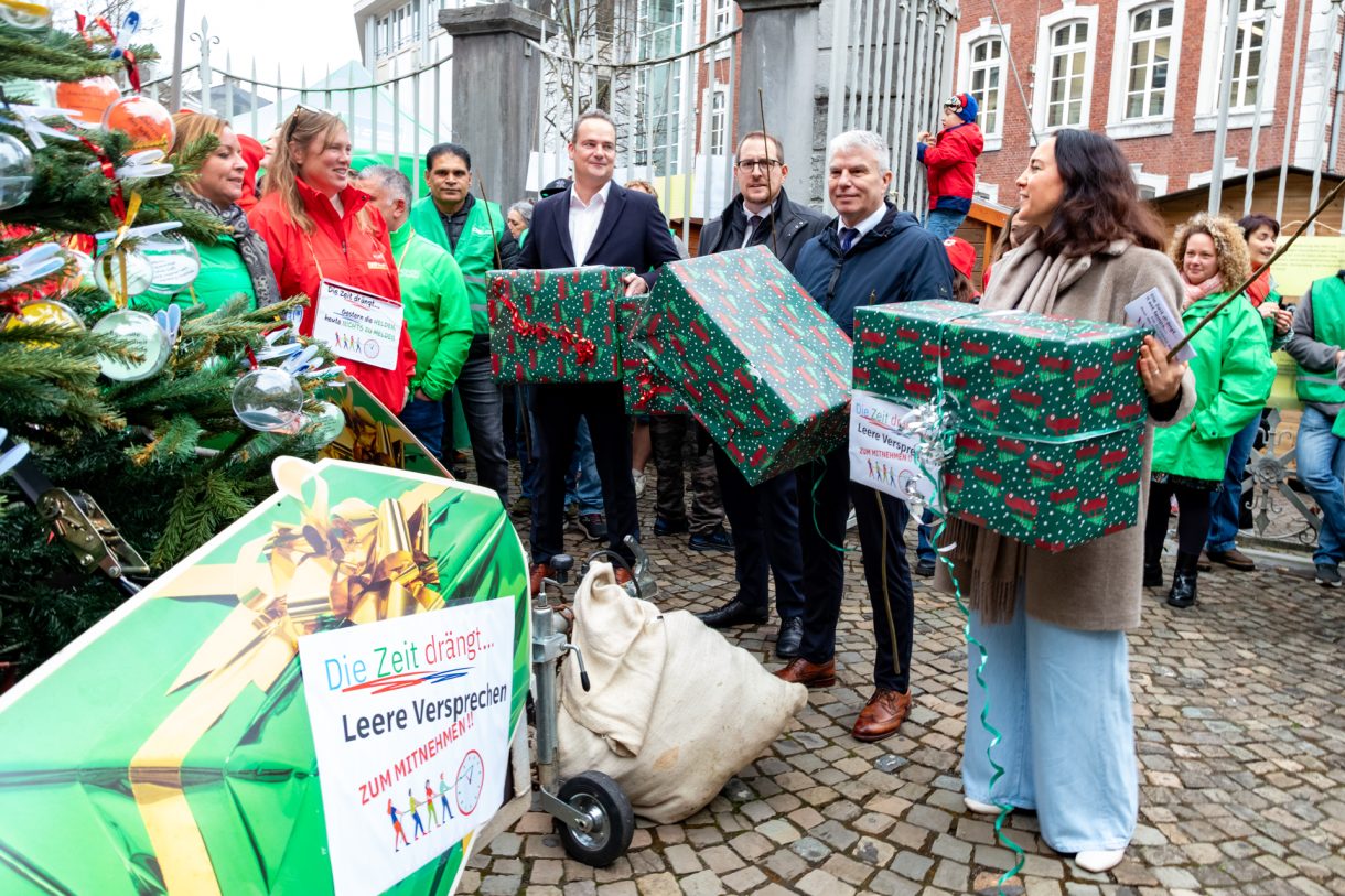 Demonstration des nicht-kommerziellen Sektors vor dem Regierungssitz in Eupen