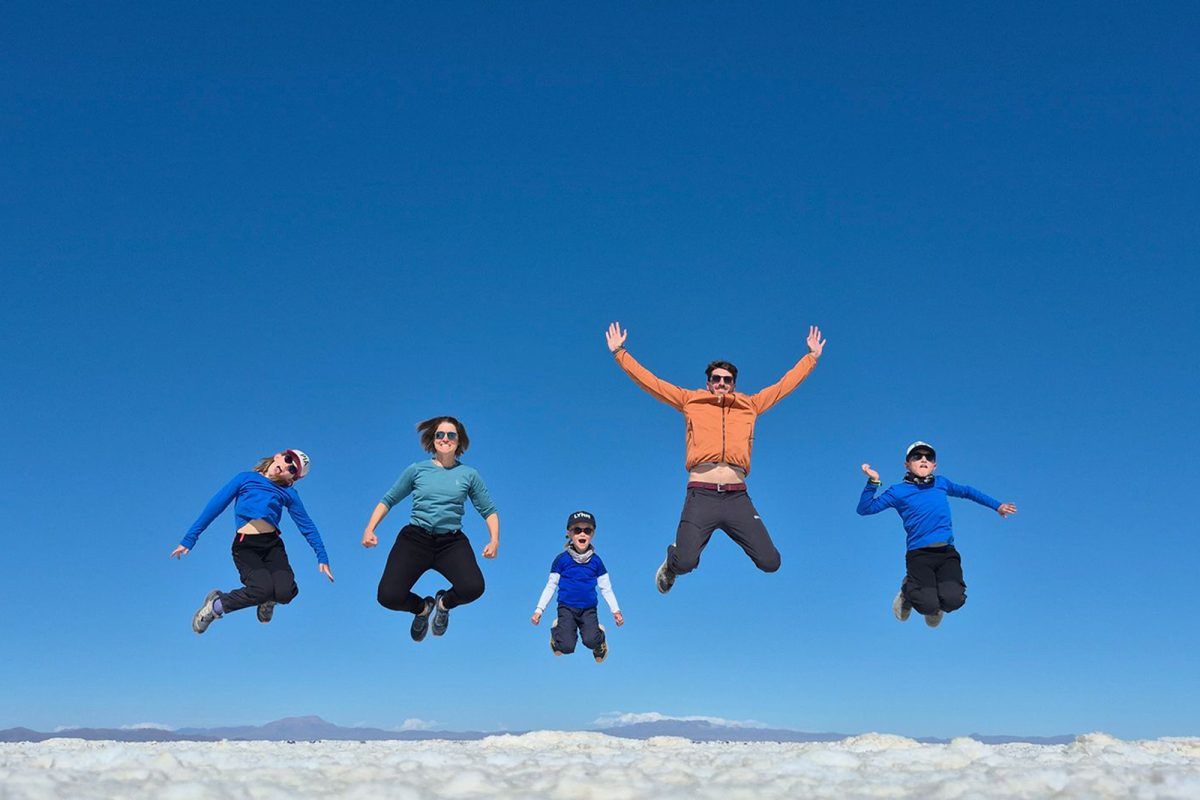 Laurence Fortemps-Desonnay und Familie in einer Salzwüste in Bolivien