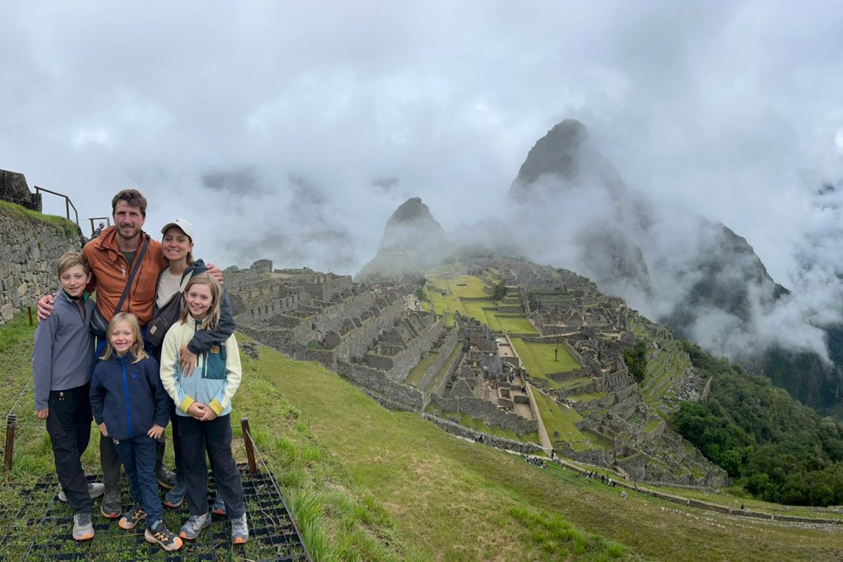Laurence Fortemps-Desonnay und Familie vor dem Machu Picchu
