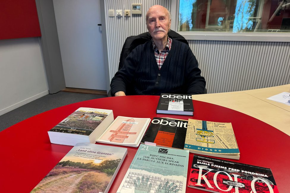 Leo Wintgens, auf dem Tisch im Studio liegen seine Gedicht-Bände