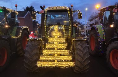 Geschmückte und beleuchtete Traktoren bei der Lichterfahrt 2025
