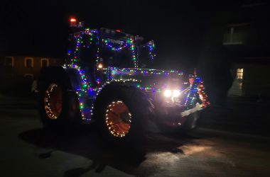 Geschmückte und beleuchtete Traktoren bei der Lichterfahrt 2025