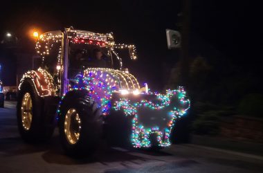 Geschmückte und beleuchtete Traktoren bei der Lichterfahrt 2025