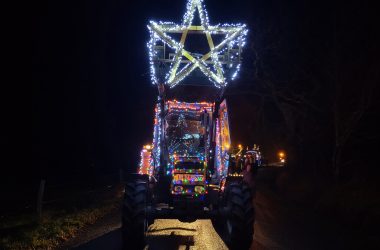 Geschmückte und beleuchtete Traktoren bei der Lichterfahrt 2025