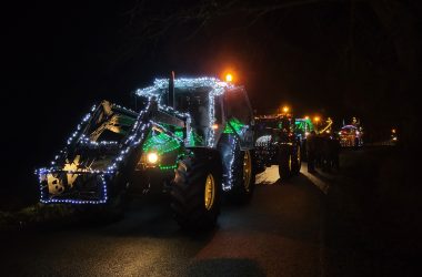Geschmückte und beleuchtete Traktoren bei der Lichterfahrt 2025