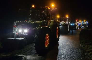 Geschmückte und beleuchtete Traktoren bei der Lichterfahrt 2025