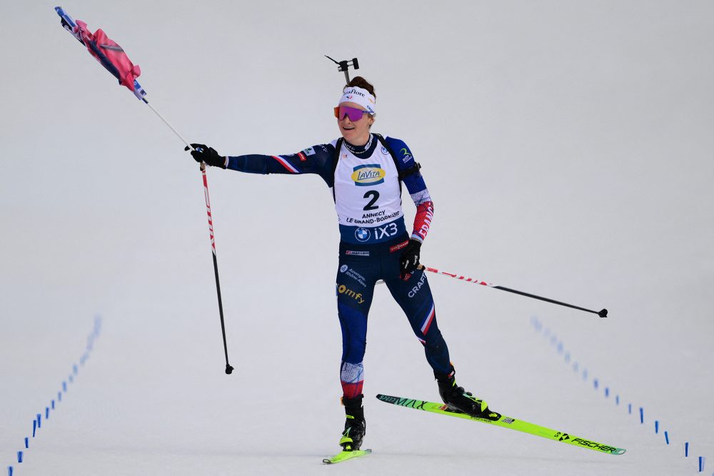 Lou Jeanmonnot gewinnt Verfolgung beim Biathlon-Weltcup im französischen Annecy-Le Grand Bornand