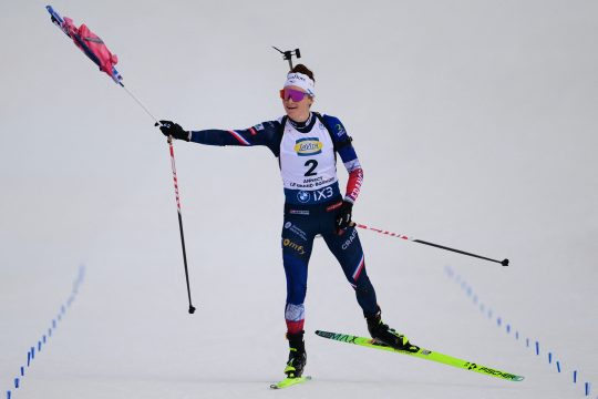Lou Jeanmonnot gewinnt Verfolgung beim Biathlon-Weltcup im französischen Annecy-Le Grand Bornand