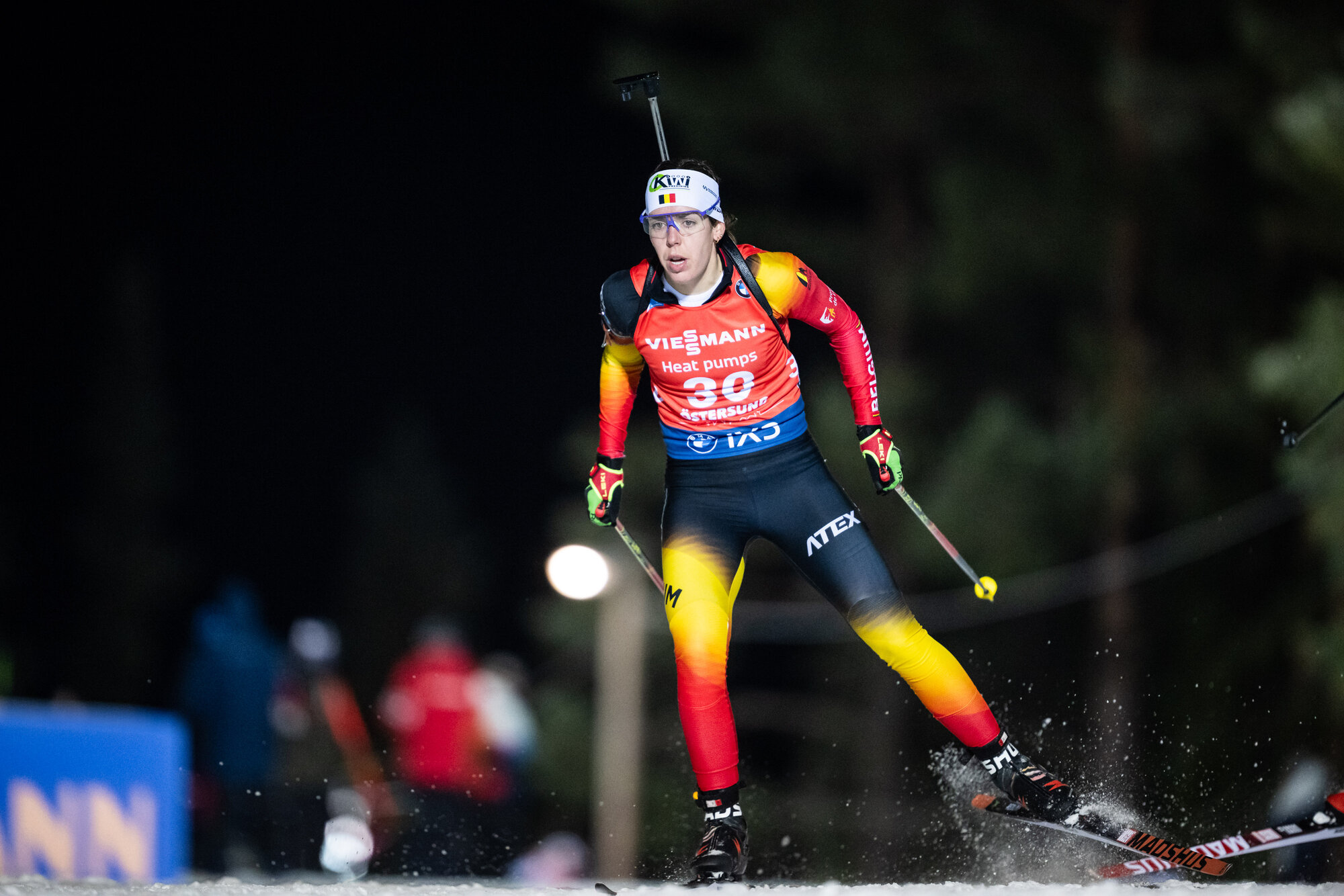 Biathlon-Lotte-Lie-18-in-der-Verfolgung-Maya-Cloetens-auf-Platz-37