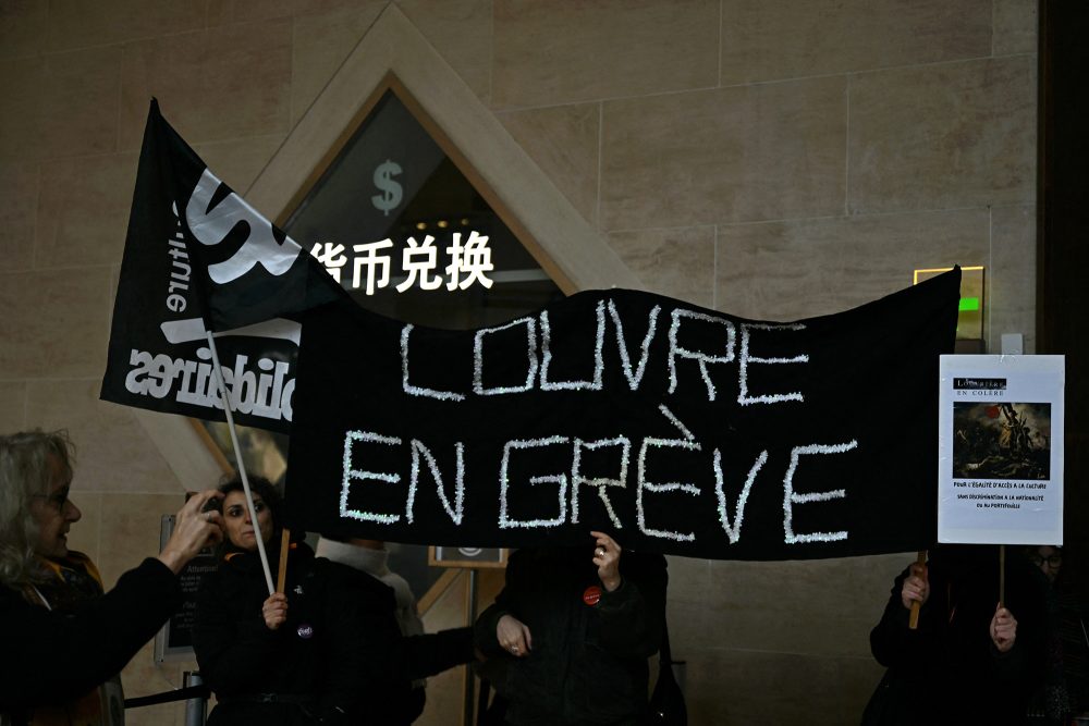 Museumsmitarbeiter mit einem Banner: "Louvre en grève" (Lovure im Streik)