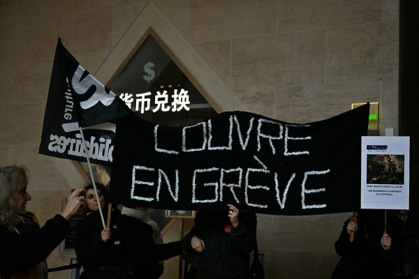 Museumsmitarbeiter mit einem Banner: "Louvre en grève" (Lovure im Streik)